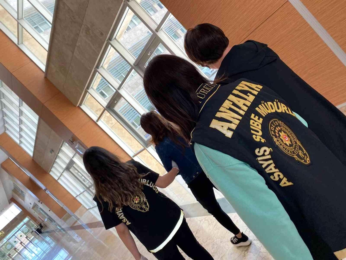 Antalya\'da kuyumculara sahte altın satan 2 kadın yakalandı