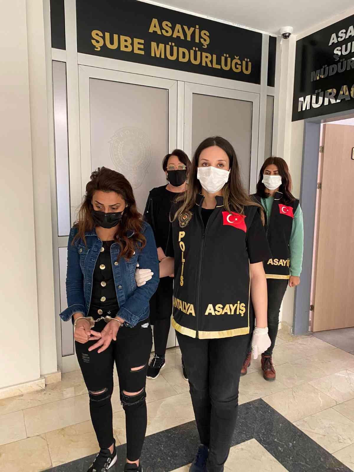 Antalya\'da kuyumculara sahte altın satmaya çalışan şüpheliler yakalandı