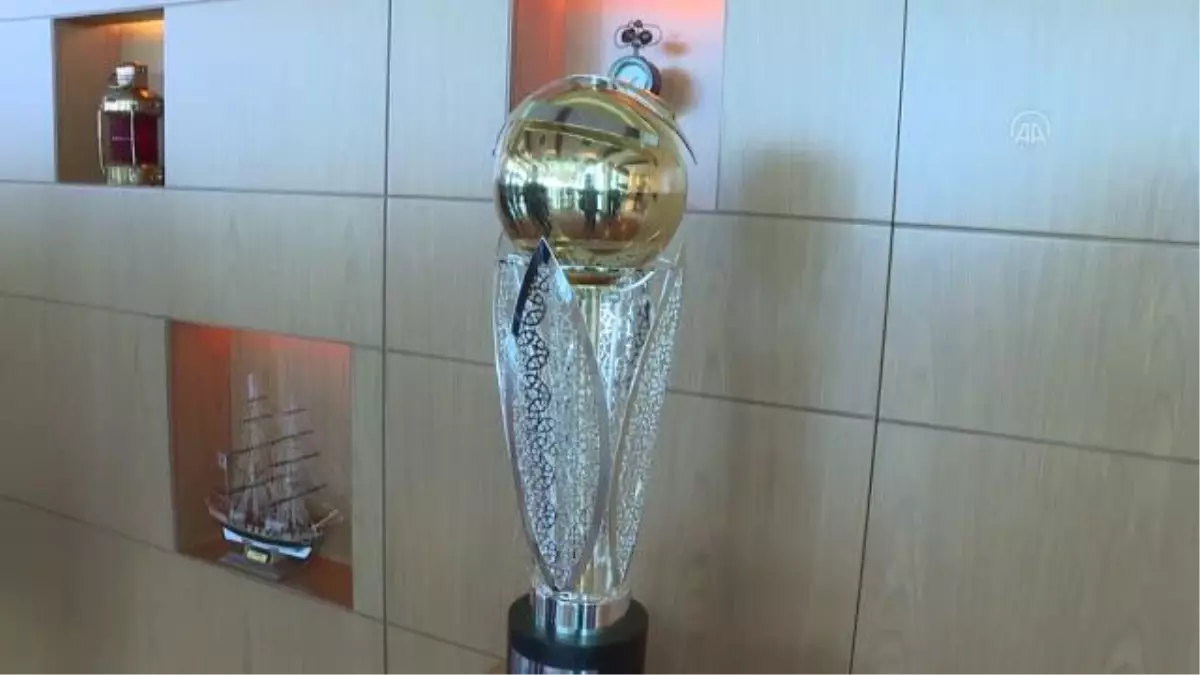 Arkas Sporlu oyuncular, Kupa Voley coşkusunu Lucien Arkas'la paylaştı