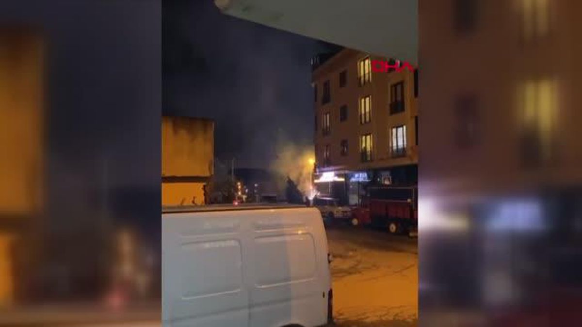 ARNAVUTKÖY'DE ELEKTRİK DİREĞİNDEKİ PATLAMALAR GECEYİ AYDINLATTI