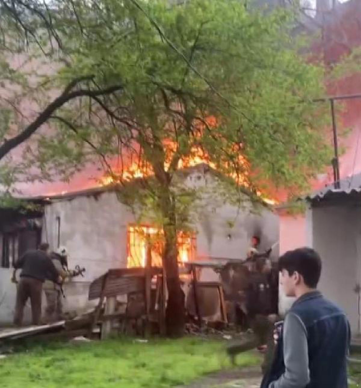 Arnavutköy'de gecekondu yangını korkuttu