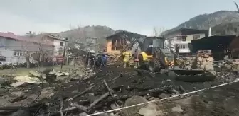 Artvin'de yanan evin enkazındaki arama çalışmaları sonlandırıldı - Yeniden