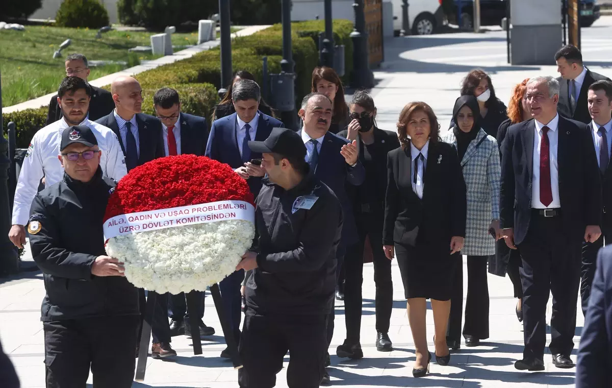 Azerbaycan Devlet Komitesi Başkanı Muradova, Haydar Aliyev Anıtı\'na çelenk bıraktı