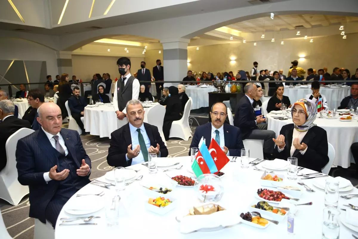 Azerbaycanlı ve Türk iş insanları iftar programında buluştu