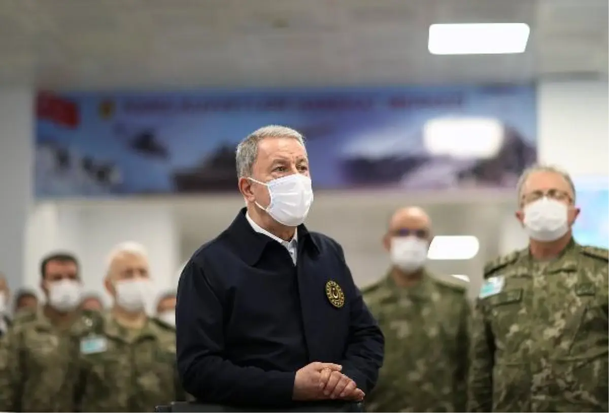 Bakan Akar\'ın Kara Kuvvetleri Harekat Merkezi\'ndeki yoğun mesaisi