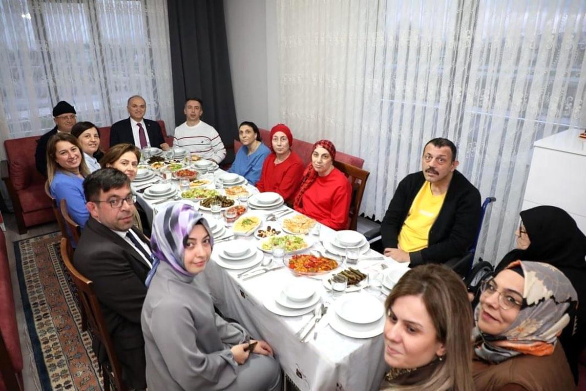 Başkan Özlü, Yikit ailesi ile iftar sofrasında buluştu