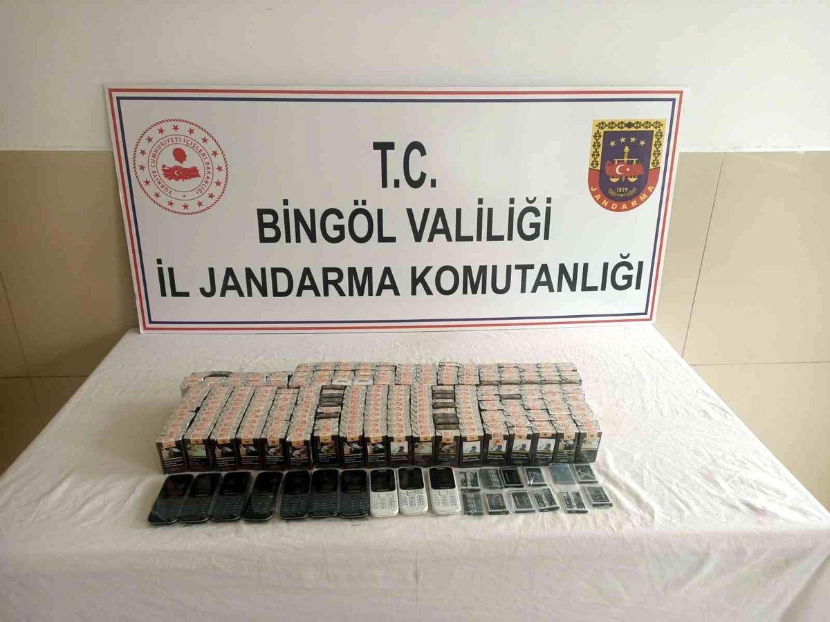 Bingöl\'de kaçak 260 paket sigara ve 10 cep telefonu ele geçirildi