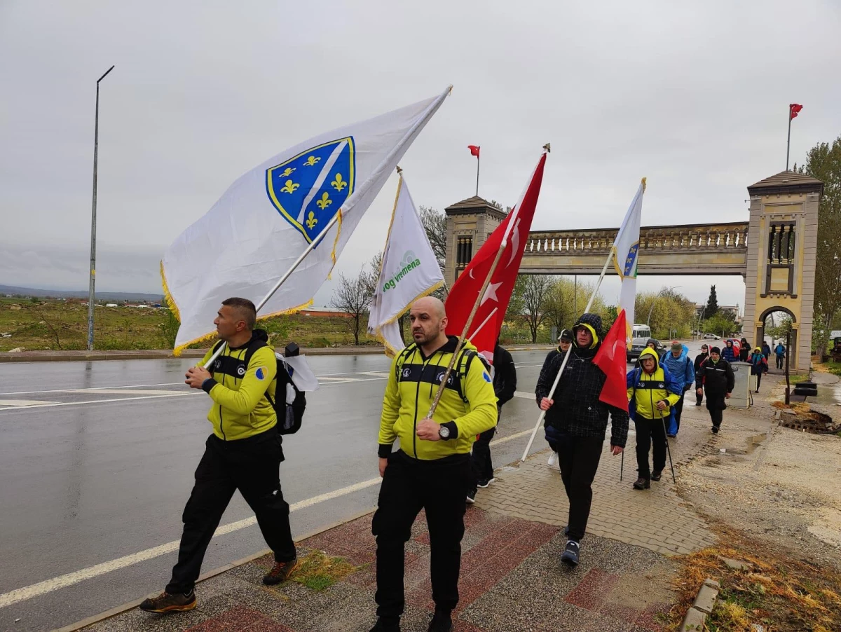 Bosna Hersek\'ten gelen gönüllülerin "şehitlere saygı" yürüyüşü sürüyor