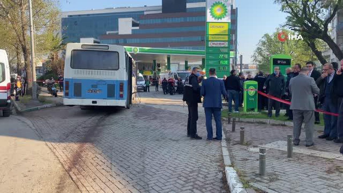 Son dakika... Bursa'da cezaevi aracında yaşanan, sebebi henüz bilinmeyen patlama sonrası 1 infaz koruma memuru hayatını kaybetti, 8 infaz koruma memuru ise...