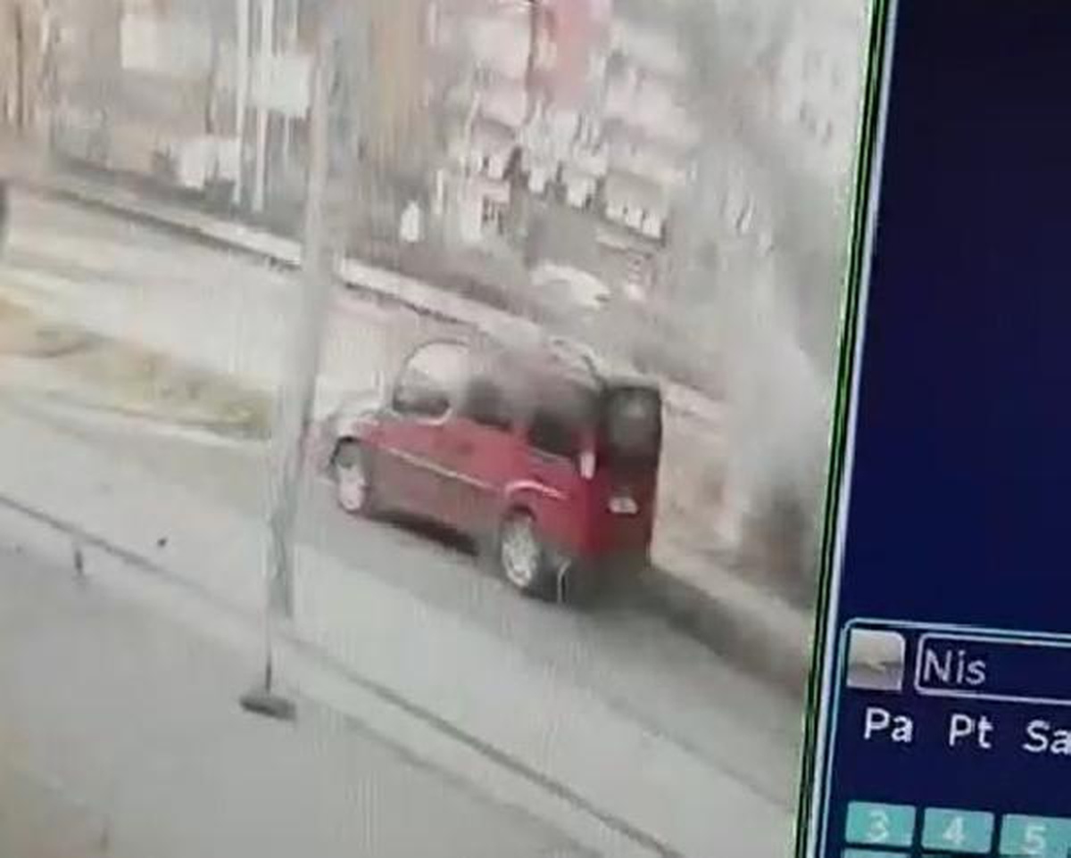 Bursa\'da infaz koruma memurlarını taşıyan otobüse EYP\'li saldırı: 1 şehit, 4 yaralı (4)