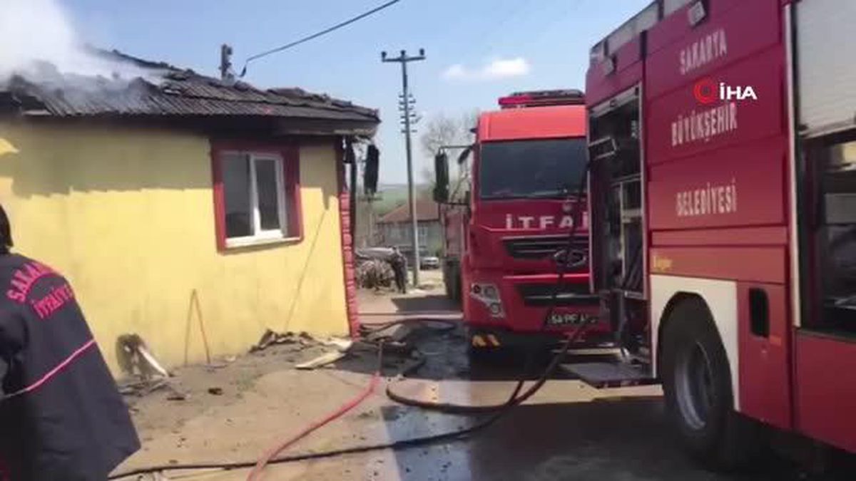 Cami lojmanı çıkan yangında kullanılamaz hale geldi