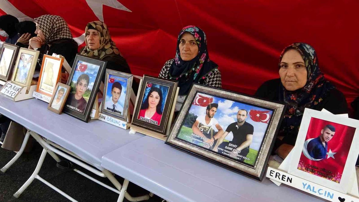 Diyarbakır\'da 961 gündür evlat nöbetinde olan aileler, çocuklarının yolunu gözlüyor