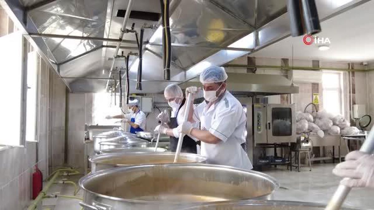 Elazığ'da dev kazanlar iftar yemekleri için kaynıyor