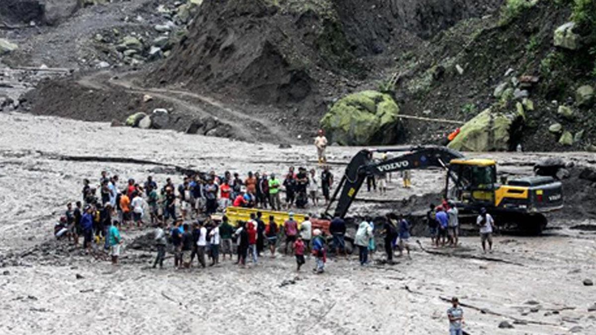 Endonezya\'da Merapi Yanardağı\'nın Soğuk Lavı Toprak Kaymasıyla Nehre Taşındı