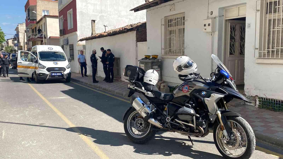 Eşinin ölüm haberini alan adam sağlıkçılara zor anlar yaşattı