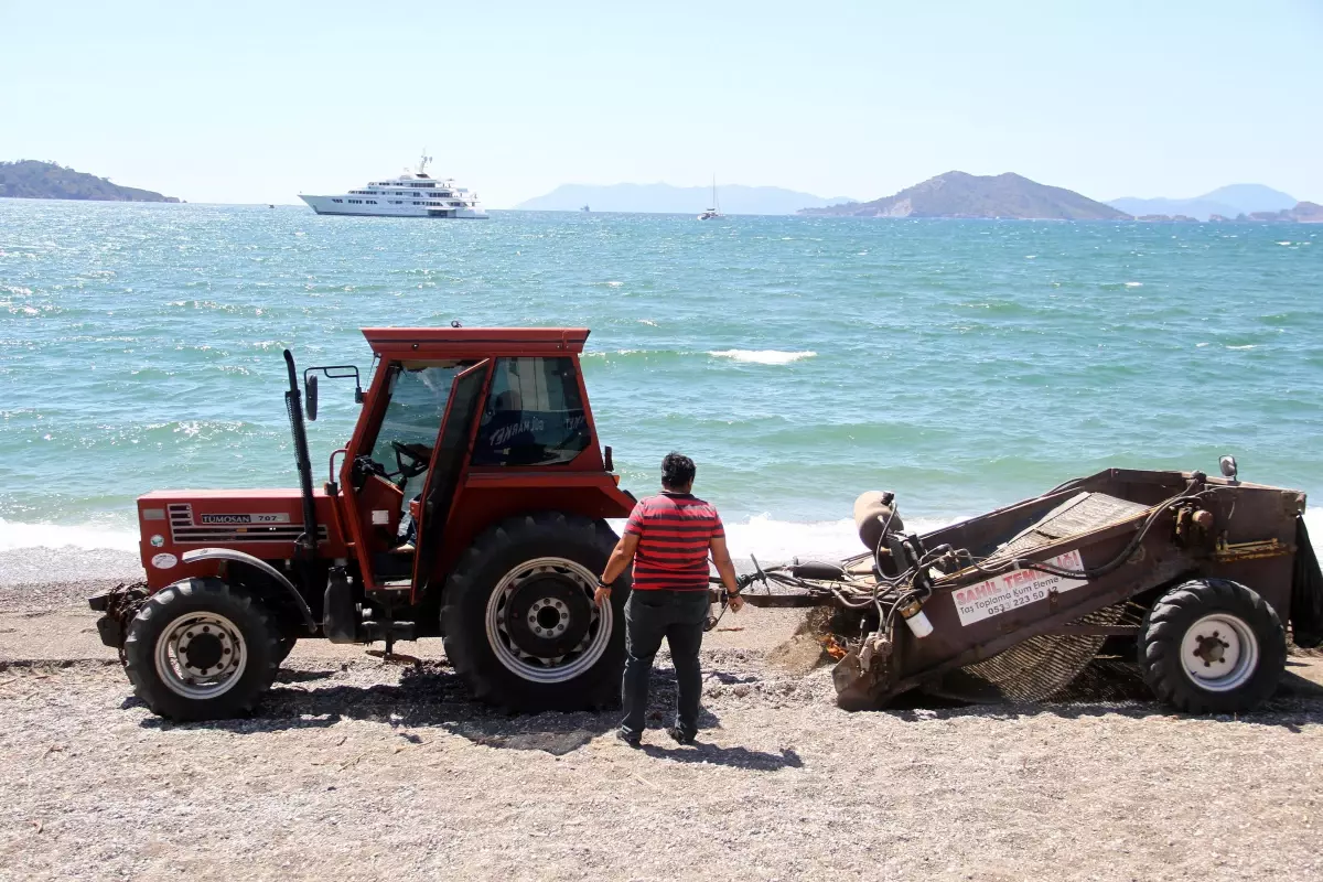 Fethiye\'de caretta carettaların yumurta bıraktığı kumsal temizlendi