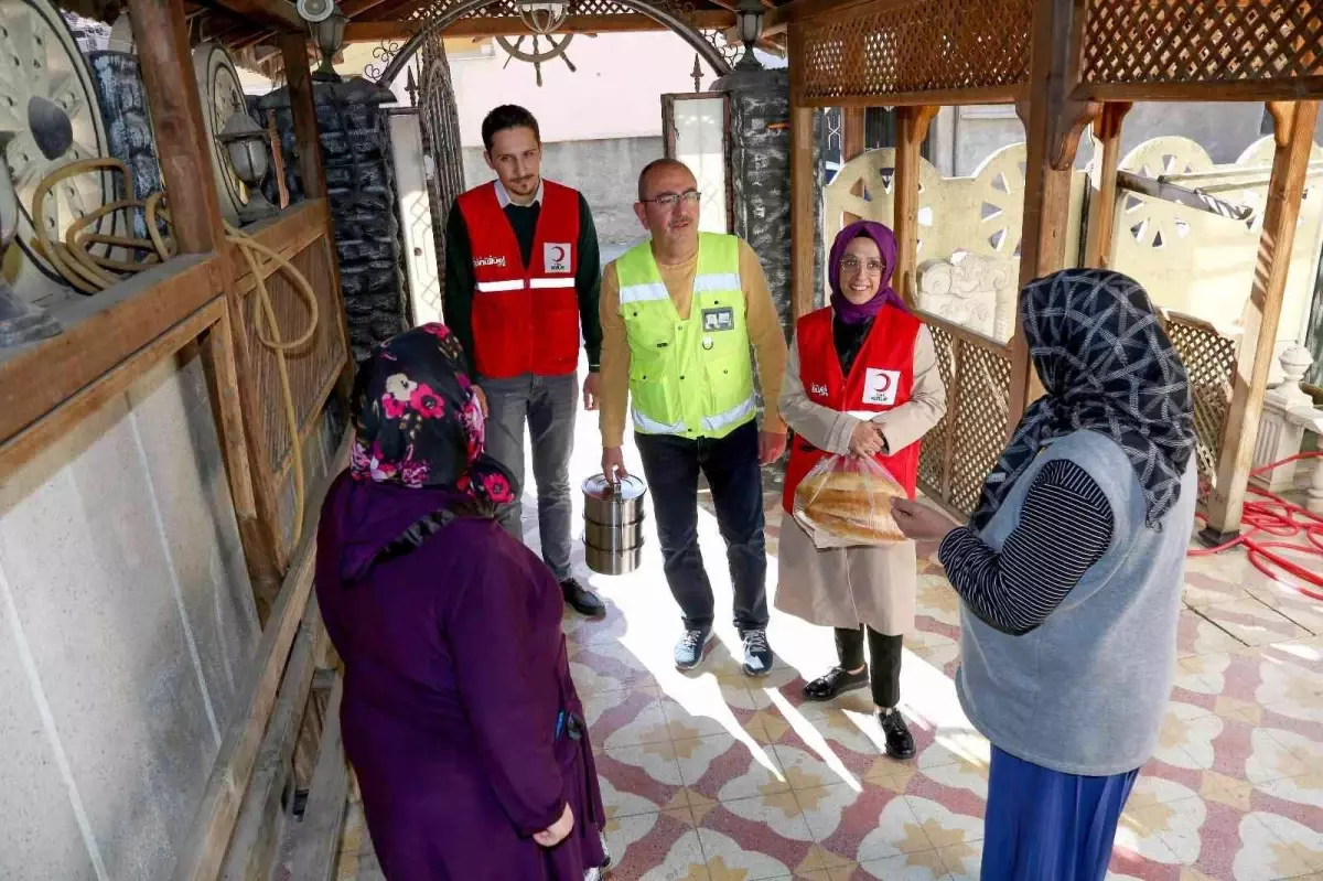 Hayırseverlerin yardımları ihtiyaç sahiplerinin iftar sofrasına AŞ oluyor