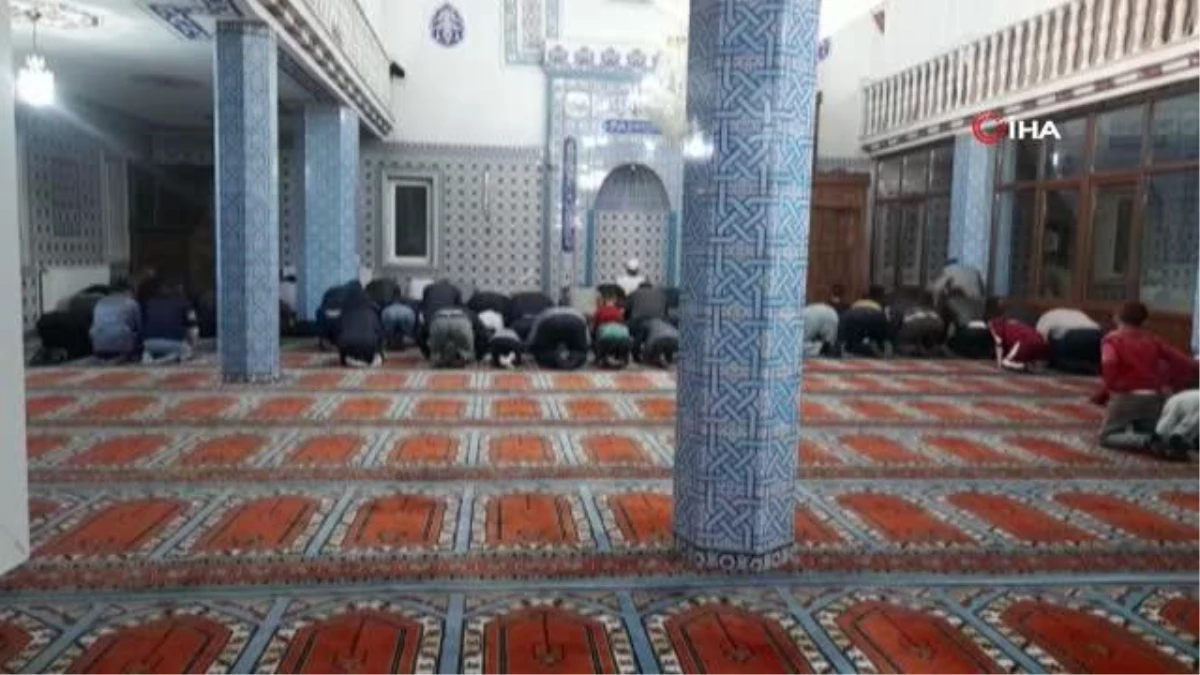 İkram dolabı sayesinde çocuklar camiye koşarak geliyor