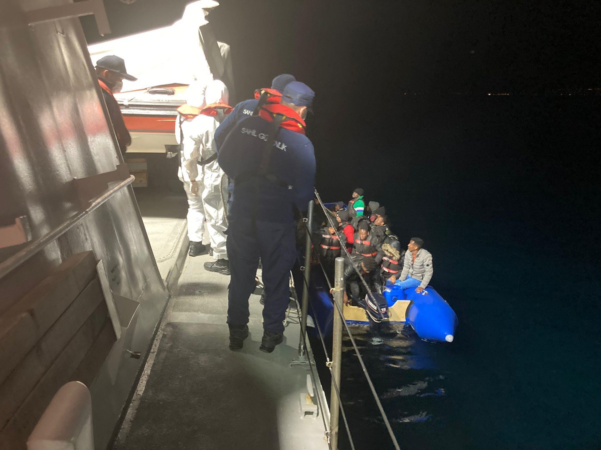 İzmir açıklarında 26 düzensiz göçmen yakalandı