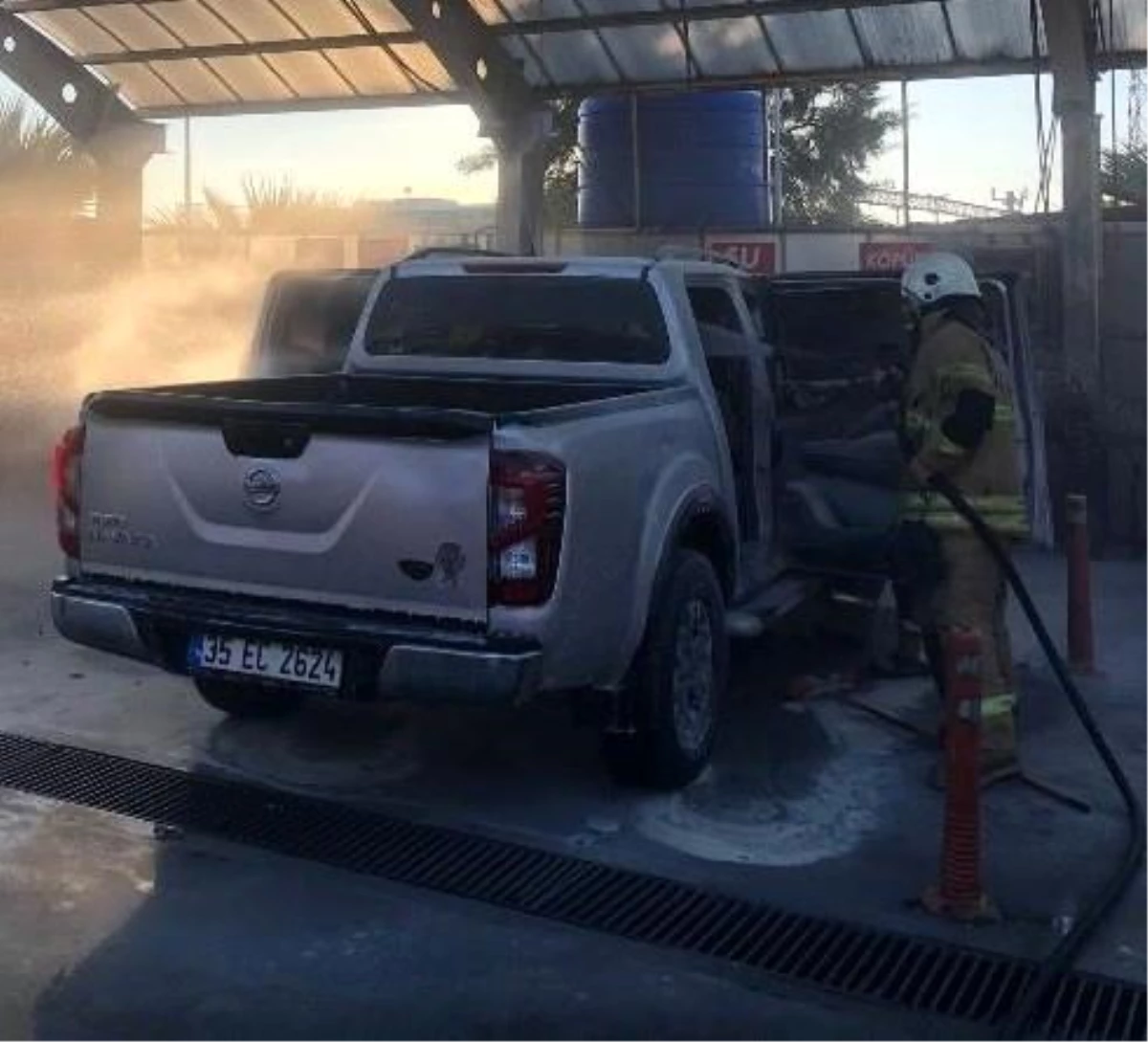 İzmir\'de araç yıkama sırasında çıkan yangında bir çocuk yaralandı