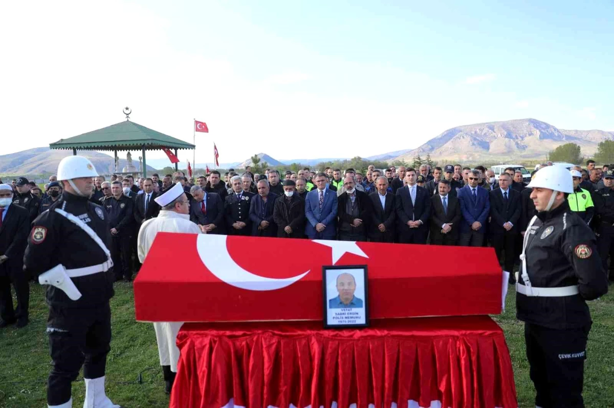 Kalp krizi sonucu hayatını kaybeden polis memuru toprağa verildi