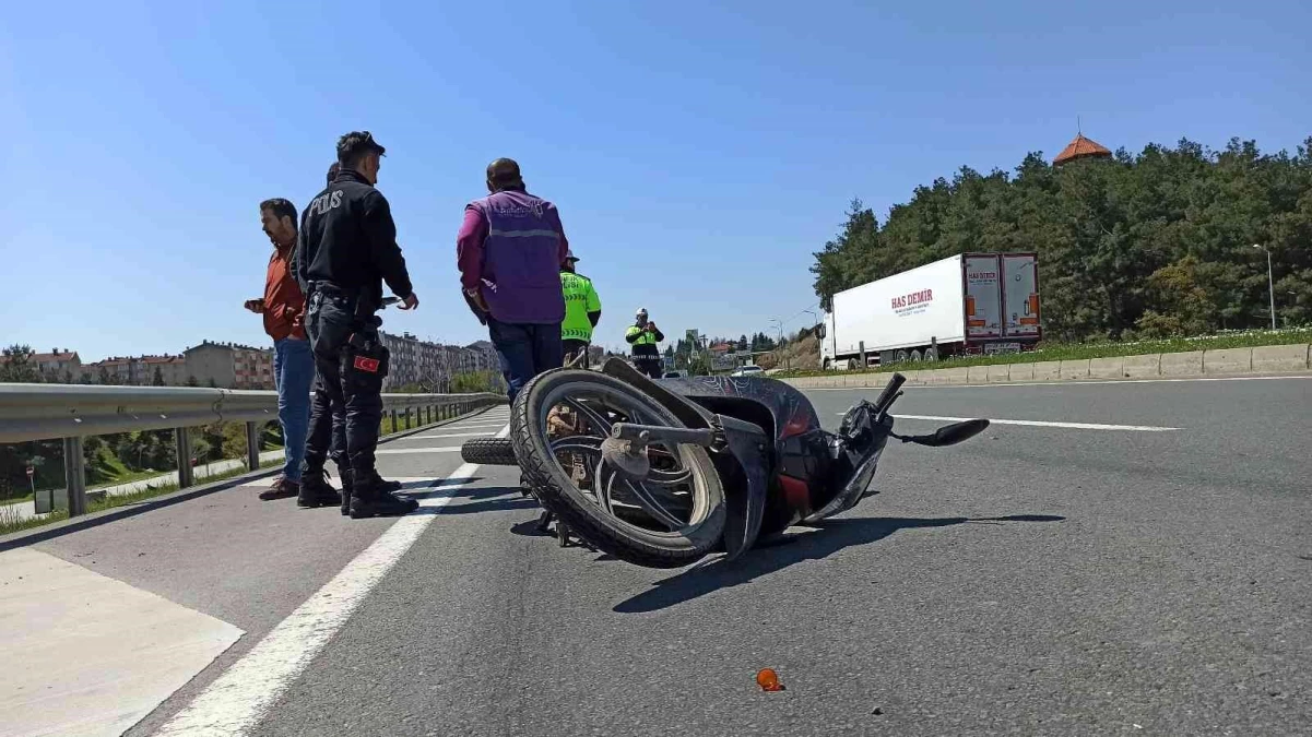 Kamyonet ile çarpışan motosiklet sürücüsü yaralandı