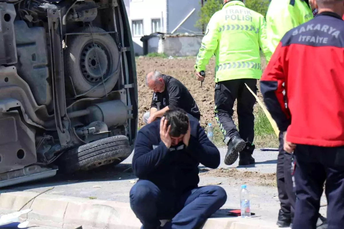 Kargo şirketi kamyonu ile çarpışan hafif ticari araç devrildi: 2 yaralı