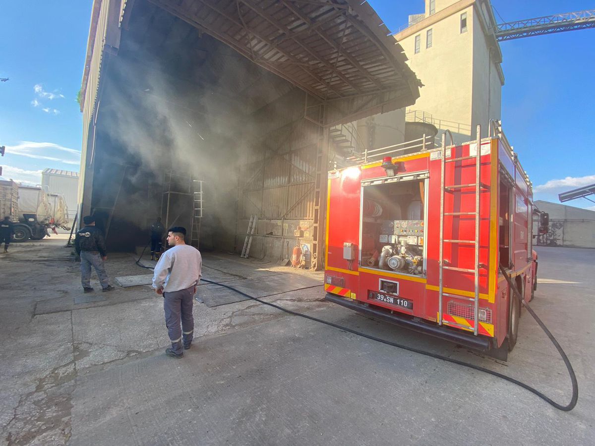 Kırklareli\'nde un fabrikası yangında hasar gördü