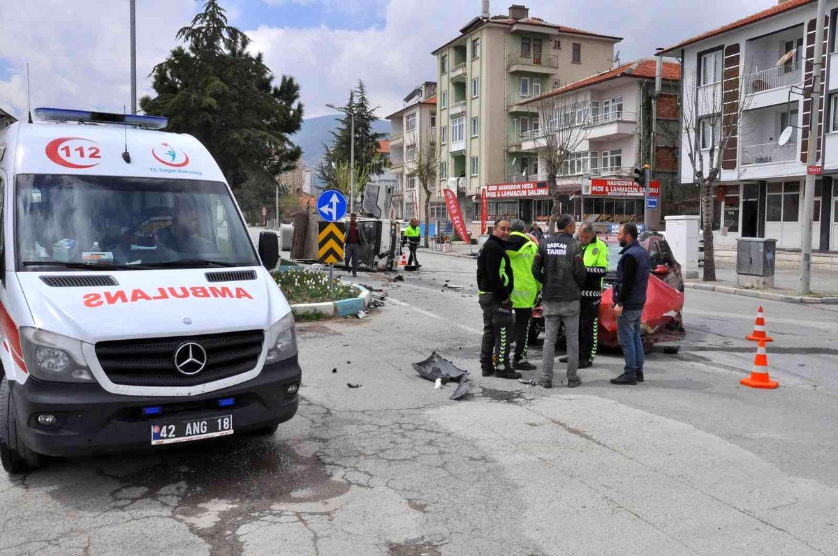 Konya\'da süt kamyoneti ile otomobil çarpıştı: 2 yaralı