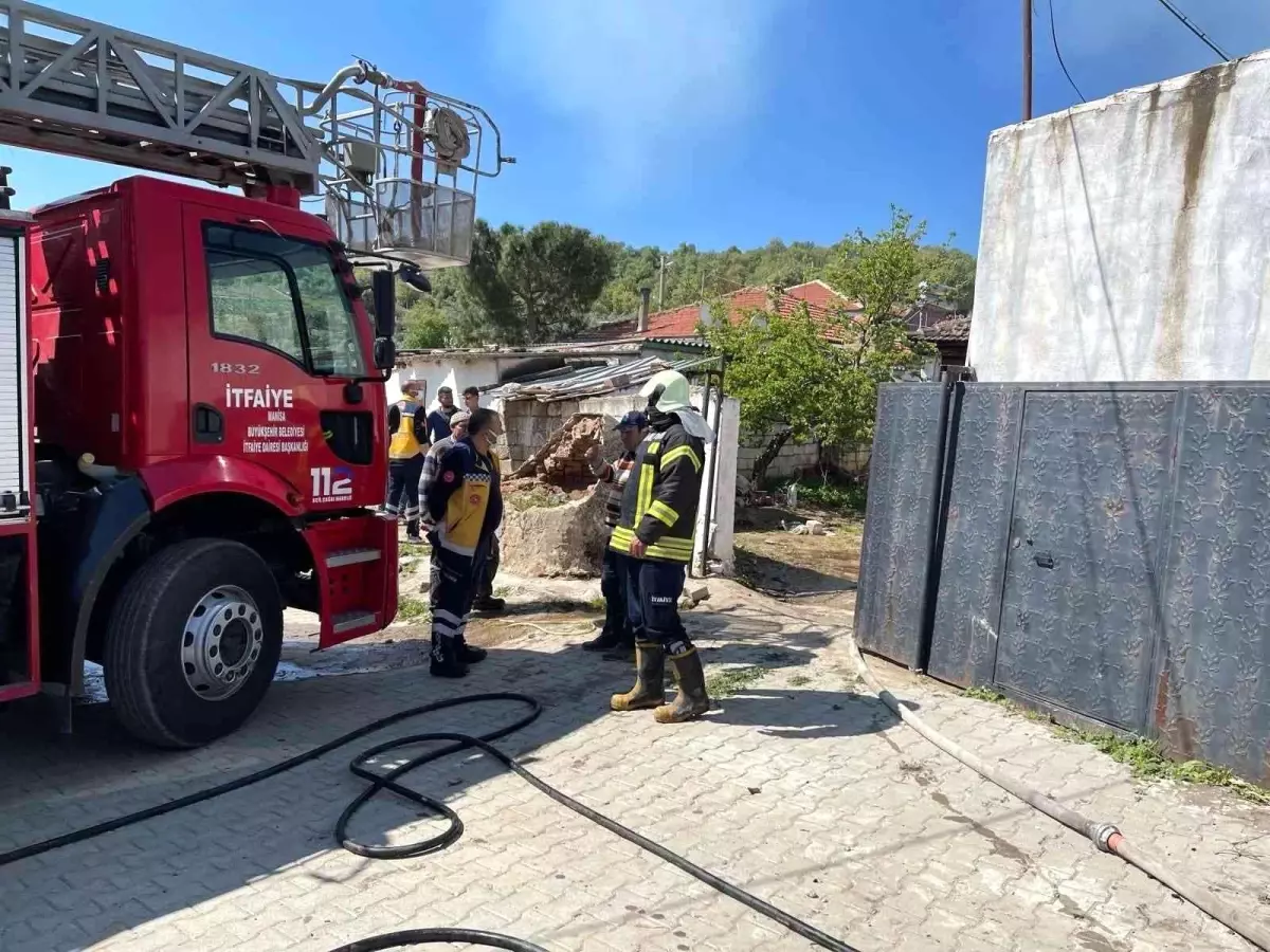 Küle dönen evde bulunan ziynet eşyaları sahibine teslim edildi