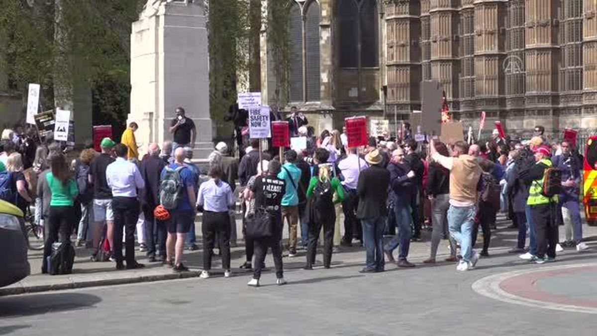 Londra'da kiracılar hükümeti protesto etti