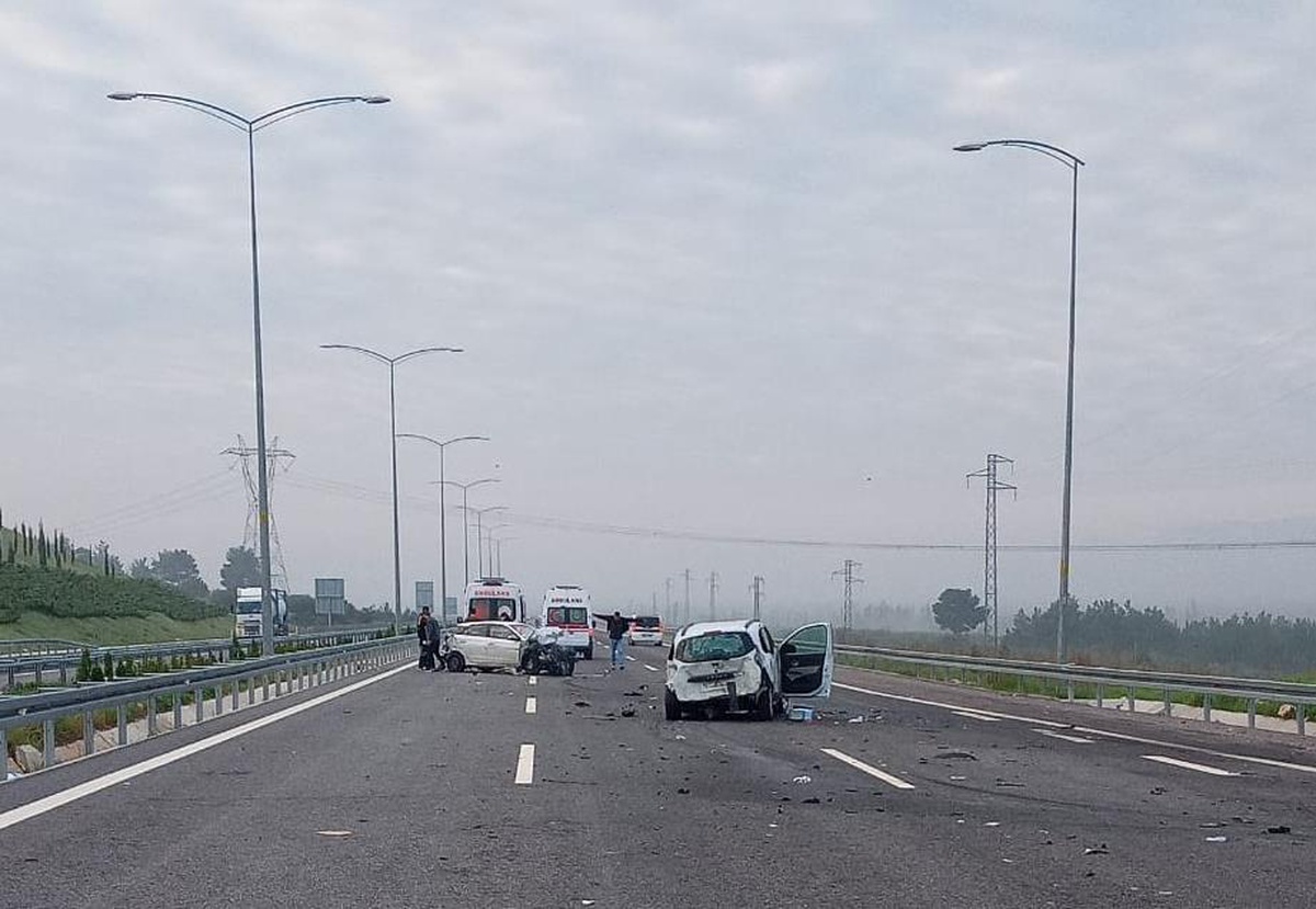 Manisa\'da iki otomobil çarpıştı, 5 kişi yaralandı