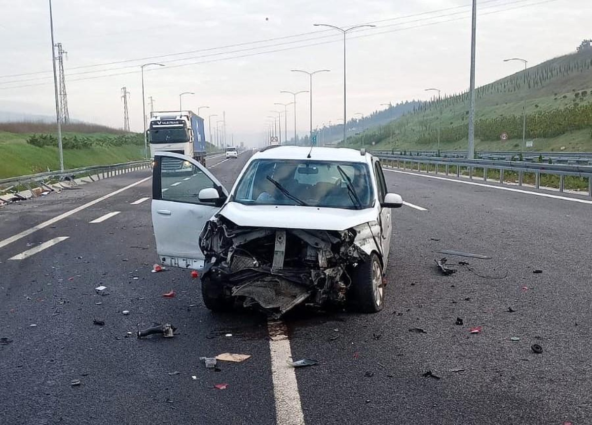 İki otomobil çarpıştı: 5 yaralı