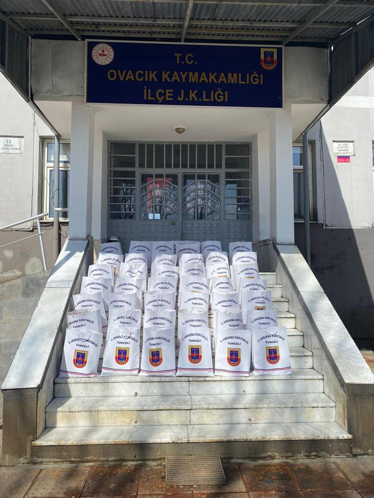 Mehmetçik Tunceli\'deki ihtiyaç sahibi ailelere gıda yardımı yaptı