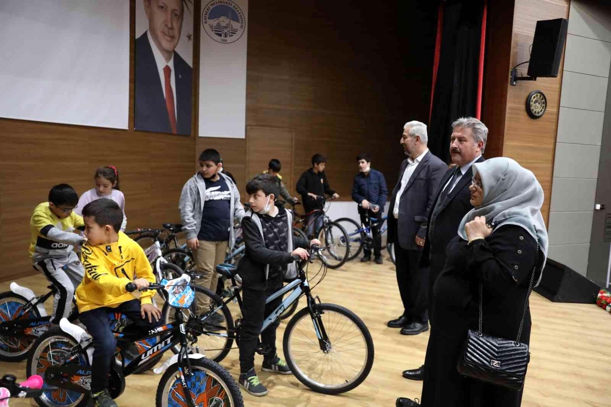 Melikgazi\'den yetim çocuklara bisiklet hediyesi