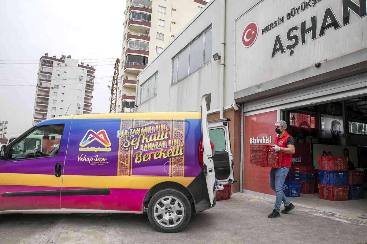 Mersin Büyükşehir Belediyesince 200 bin iftar yemeği dağıtıldı