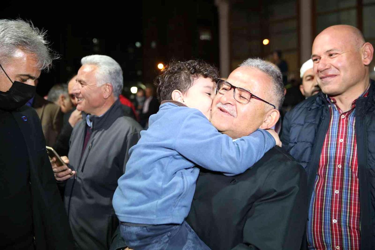 Miniklerden Başkan Büyükkılıç\'a sevgi