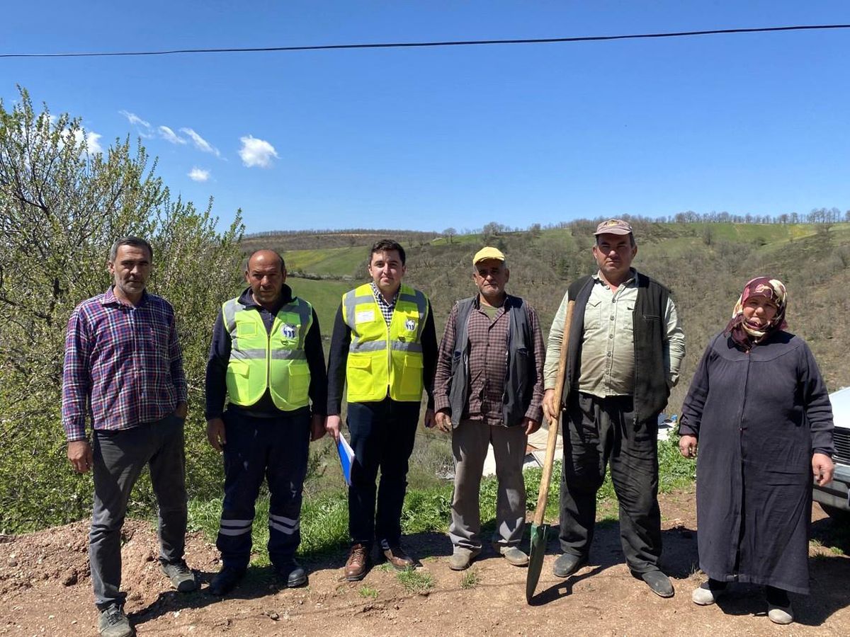Mustafakemalpaşa Belediyesi çiftçilere bamya tohumu dağıttı