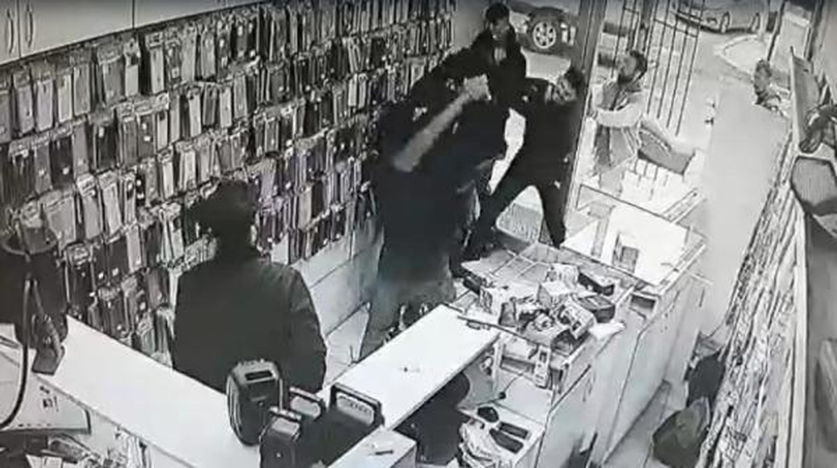 Müşteri ile telefoncunun sopalı kavgası kamerada