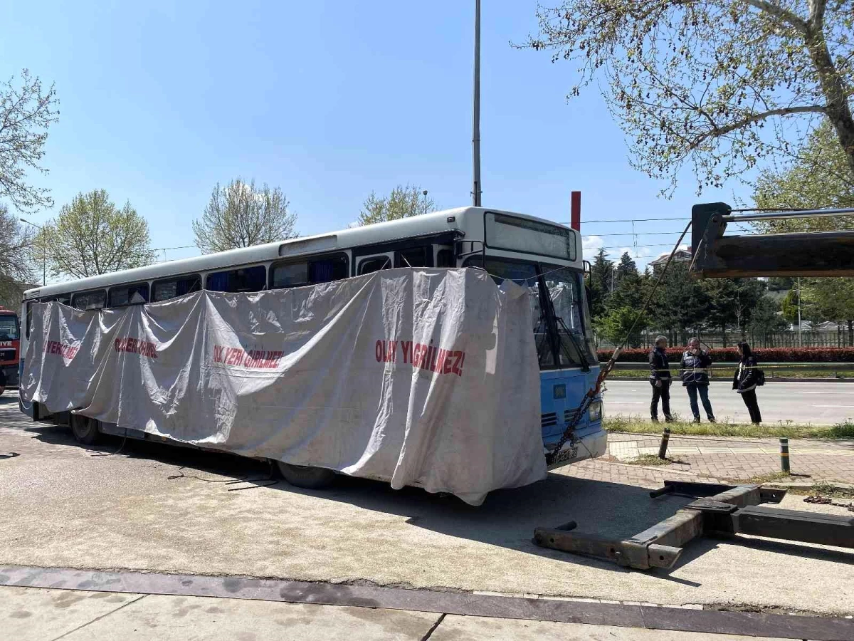 Bombalı saldırıda hasar gören otobüs olay yerinden kaldırıldı