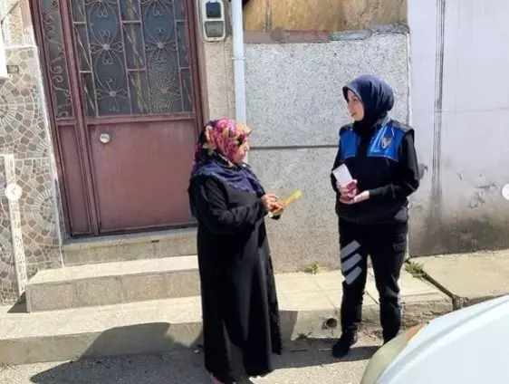 Polis ekipleri mahallelerde bilgilendirici broşür dağıttı