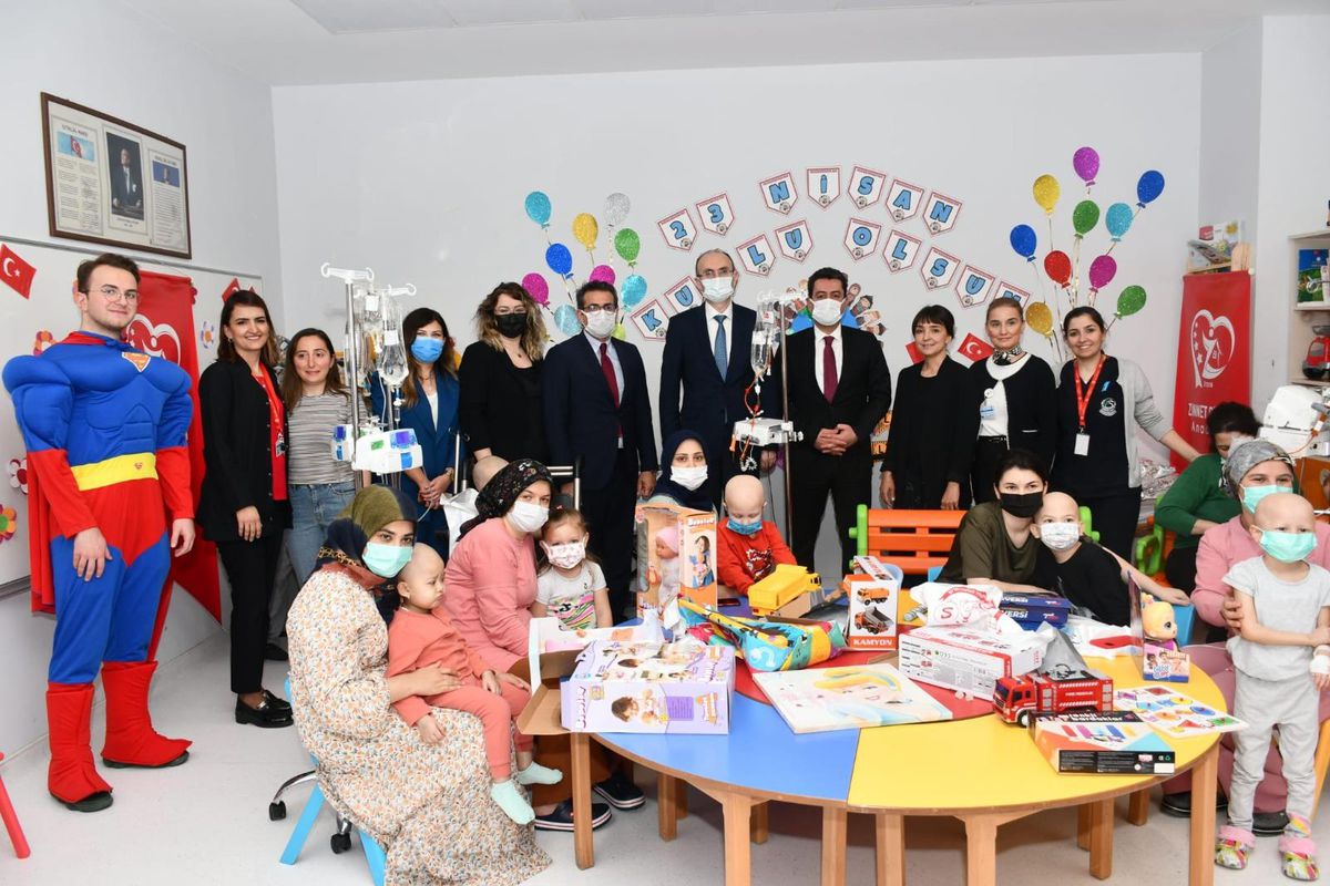 Sakarya'da hastanede tedavi gören çocuklara 23 Nisan sürprizi