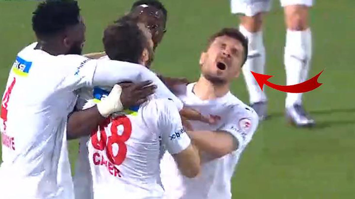 Sivassporlu futbolcu takım arkadaşını gole sevindiğine pişman etti