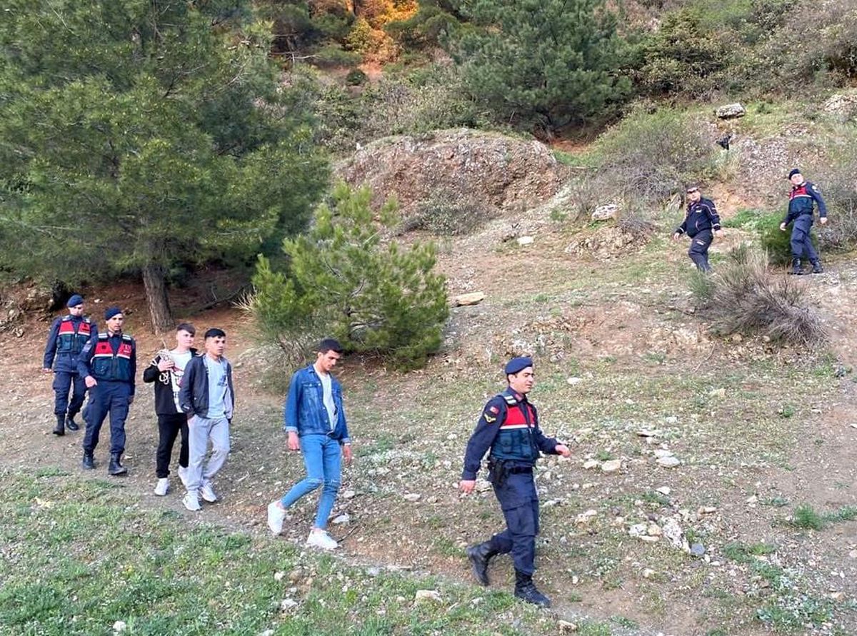 Spil\'de mahsur kalan gençleri AFAD ve jandarma kurtardı