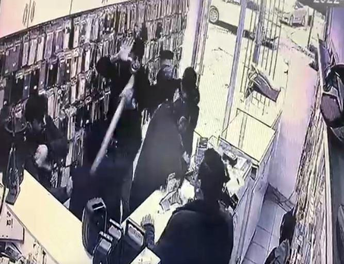 Son dakika haberleri | Telefon dükkanında sopa ve sandalyelerin havada uçuştuğu kavga kamerada