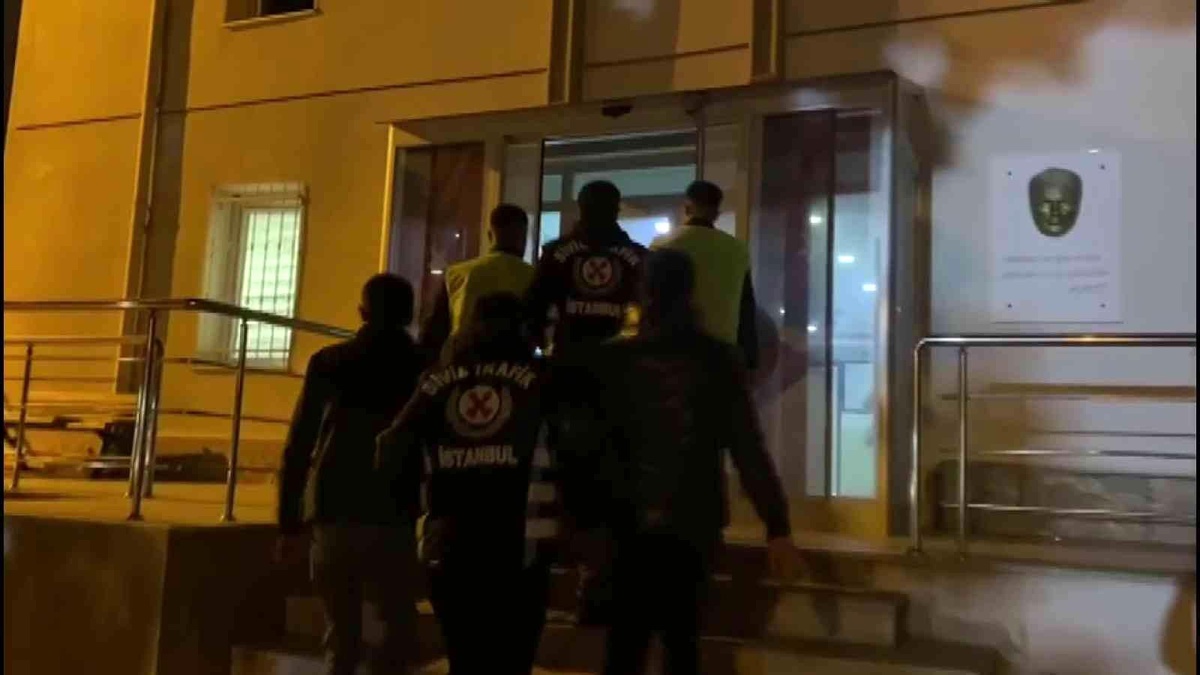 Son dakika: Tuzla\'da polis ekiplerinden otopark parası isteyen değnekçiye suçüstü