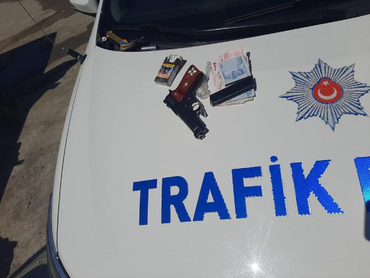 Uygulamadan kaçan sürücü, polisleri izlerken yakalandı