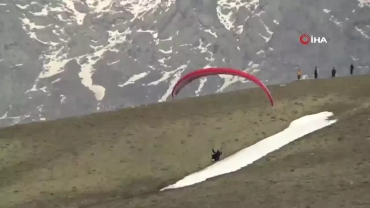 Yamaç paraşütü tutkunları Erek Dağı eteğinde antrenman yapıyor