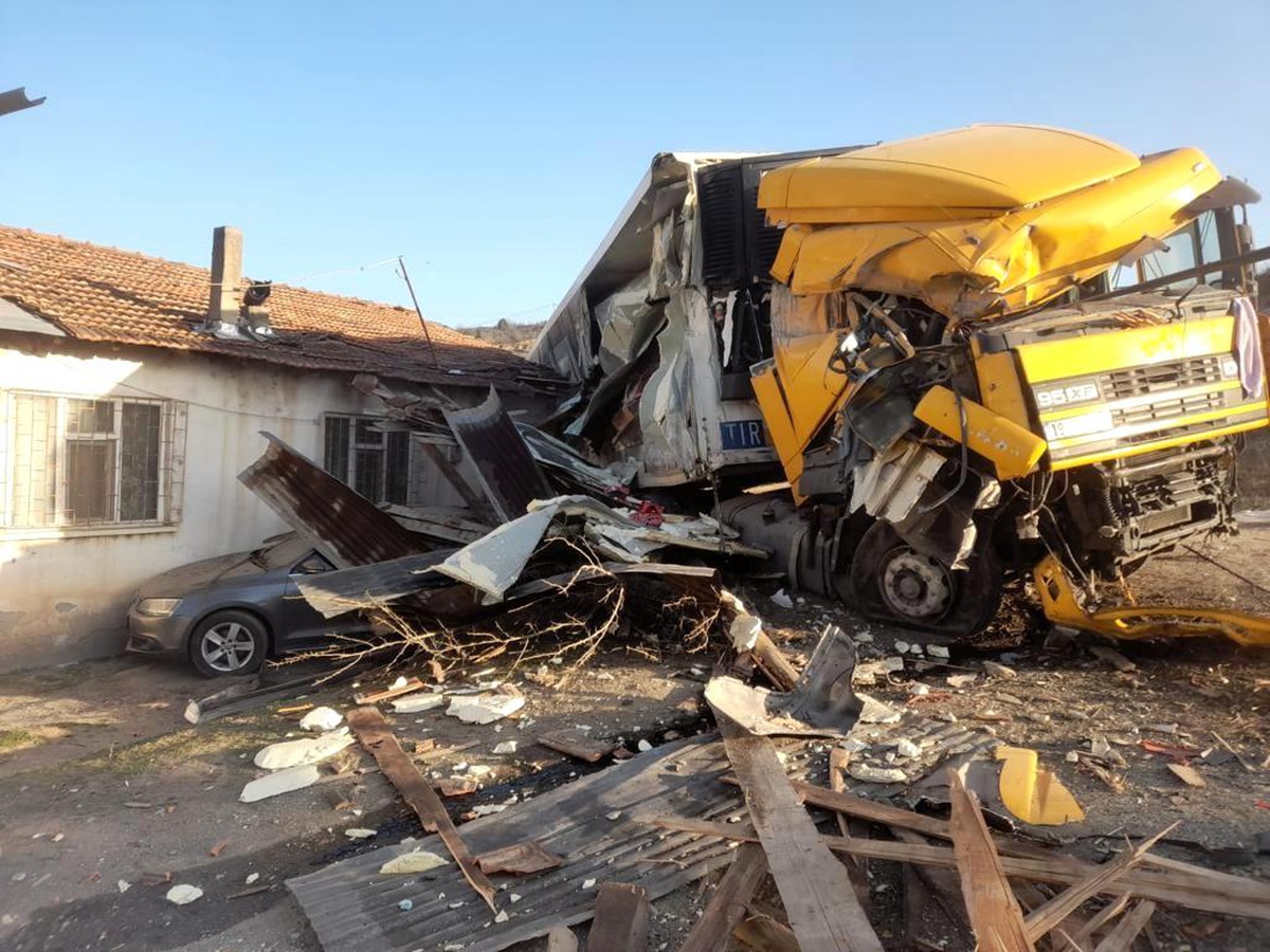 Yoldan çıkan kamyon eve girdi, faciadan dönüldü