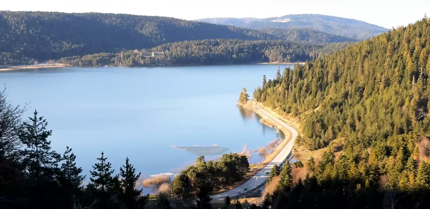 Abant Gölü'nün yüzeyindeki buzlar eridi